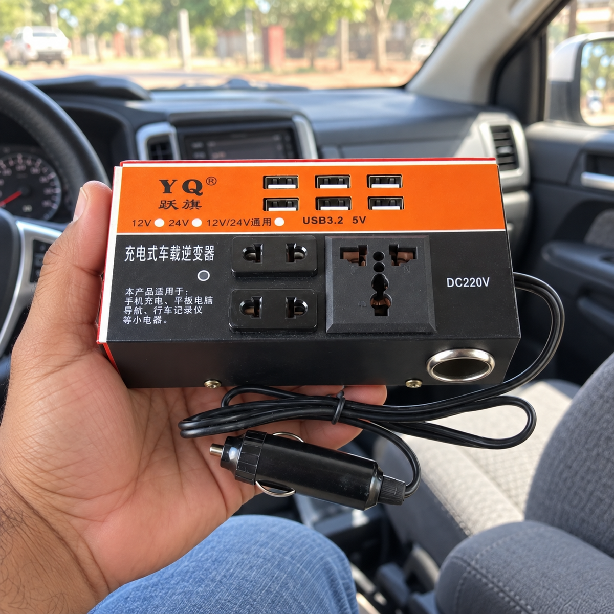 Inversor de corriente 12V a 220V cargando celulares en la camioneta